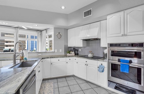 Madeira Beach House | Beach House Steps to the Sand | Sleeps 16 | Elevator