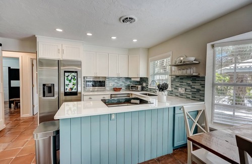 Ilexhurst Condo | Beach Lovers’ Pick: Ground-Floor 3-Bedroom, Patio & Pets