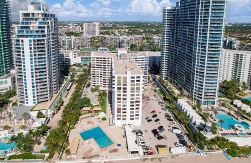 Hollywood South Central Beach Apartment | Beach Paradise a cozy ocean view condo on the beach with free parking