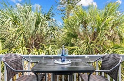 Siesta Key Village Ski Chalet | Beach Rd, 300ft to Beach Access & 500ft to Siesta Key Village, Studio