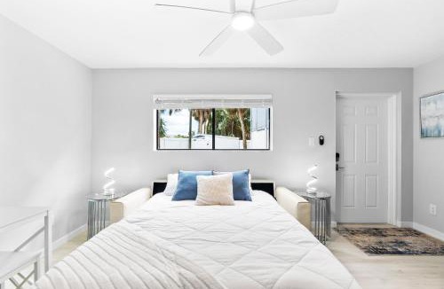 Siesta Key Village House | Beach Rd, 300ft to Beach Access & 500ft to Siesta Key Village, 1bdr