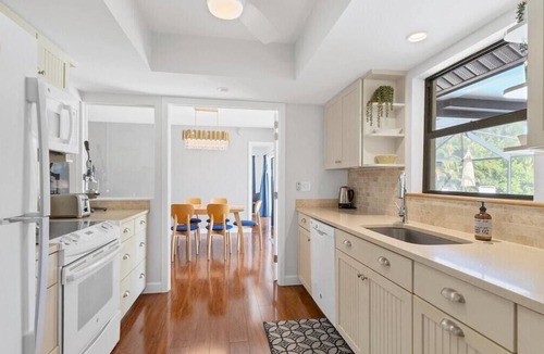 South Venice House | Beach Retreat - Enjoy your vacation in this close to beach pool home with beautiful gardens