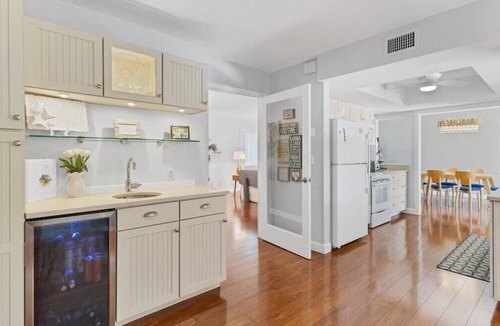 South Venice House | Beach Retreat - Enjoy your vacation in this close to beach pool home with beautiful gardens