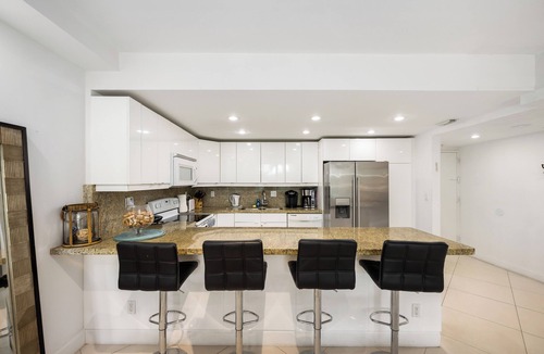 Sunny Isles Beach Condo | Beach Steps Away, Park View 1BR in Sunny Isles with WiFi, AC