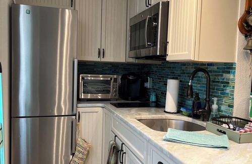 South Peninsula Historic District Apartment | Beach- TWO Pools, 1 Heated-Comforts of Home-Amazing SUNRISE-Races-Bikes-Concerts