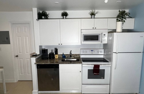 Lake Ridge Apartment | Beach Waves Studio 5 min to beach