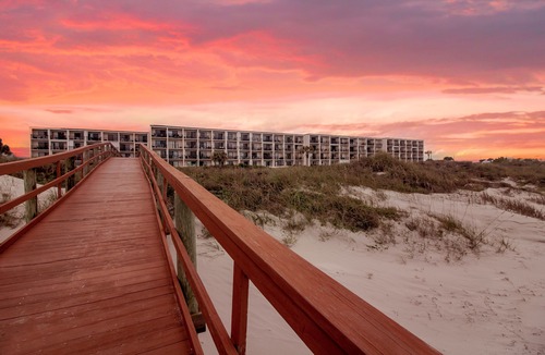 Crescent Beach Condo | Beacher's Lodge Studio Suite with onsite front desk and staff