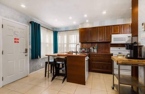 Hollywood South Central Beach Apartment | Beachfront 2 Story/3BRM/3BA/2 O.V Terraces/Free Parking/O.V. Patio