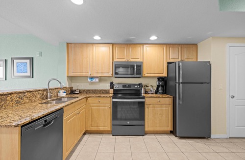 Treasure Island Condo | Beachfront 2BR Condo: Tiki Bar & Pools