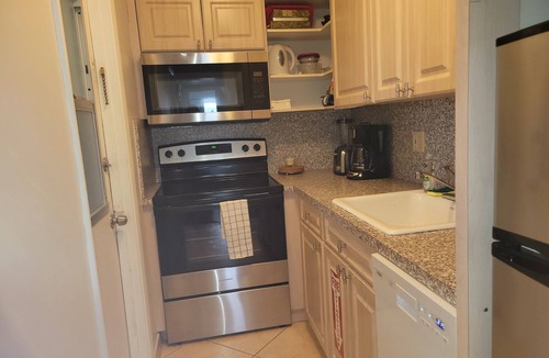 Hollywood Lakes Condo | Beachfront 2BR w/Balcony, Pool, Free Parking, Prime Location