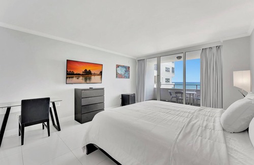 Bermuda Riviera Apartment | Beachfront Balcony Room