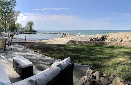 Huron House | Beachfront + Cedar Point + Fishing + Firepit + Park & Pier = Lake House Vibe!