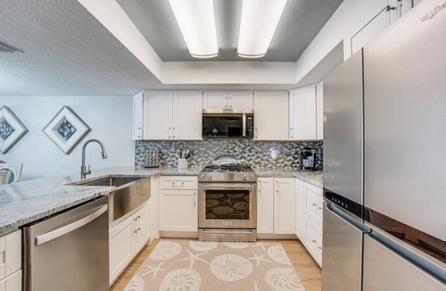 Redington Shores Condo | Beachfront Condo w/Pool in Redington Shores