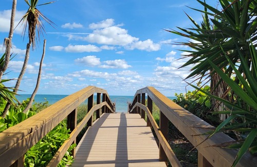 Central Beach Condo | Beachfront Condo 2-bedroom in fabulous Vero Beach with Gym and Heated Pool.