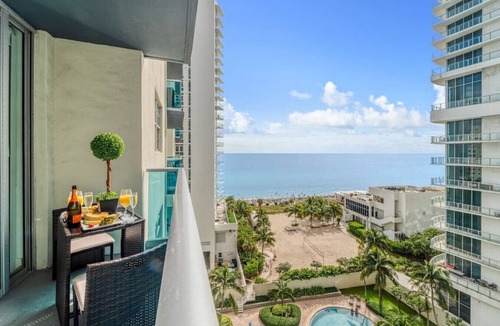Hollywood South Central Beach Condo | Beachfront Condo| Steps to Broadwalk | Sleeps 6|Pool+Gym