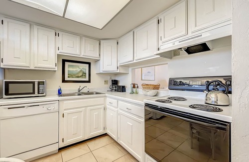 New Smyrna Beach Condo | Beachfront Corner unit overlooking pool | Walk to shopping and dining | HA501
