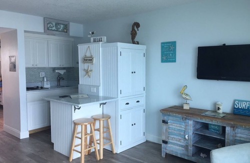 Indialantic By The Sea Resort | Beachfront Indialantic Retreat | 1 King Bed | Near Cocoa Beach