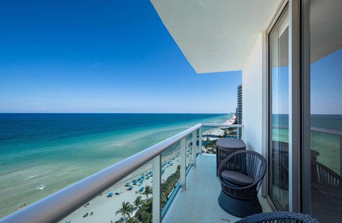 Hollywood South Central Beach Apartment | Beachfront Luxe Corner Penthouse|Gym|Heated Pool