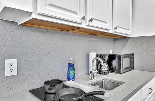 Hollywood Apartment | Beachfront & Pool ~ Near Marriott Hollywood Beach