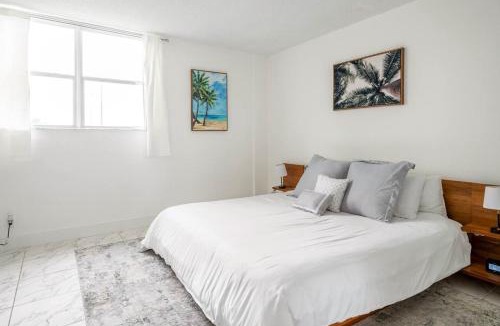 Hollywood South Central Beach Apartment | Beachfront, Pools, Patio, King Bd Villa- Hollywood FL
