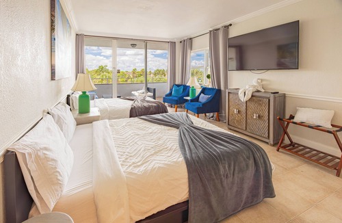 Galt Mile Resort | Beachfront Resort Hotel Room with Balcony