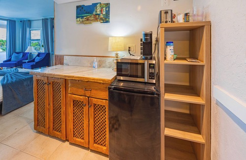 Galt Mile Resort | Beachfront Resort Hotel Room with Balcony
