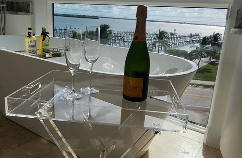 Vero Beach House | Beachfront/Riverfront – Best Sunsets/Sunrises - Heated Pool/Spa - Rooftop Deck