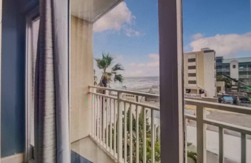 South Peninsula Historic District Apartment | Beachfront Studio in superb Daytona Beach, Walk to the beach while you enjoy.