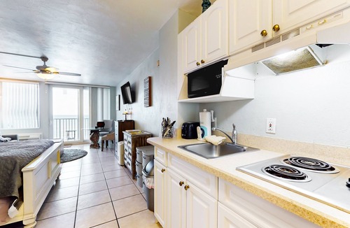 South Peninsula Historic District Condo | Beachfront Studio w/Balcony, Pool & Gym Access in Heart of Daytona