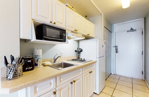 South Peninsula Historic District Condo | Beachfront Studio w/Balcony, Pool & Gym Access in Heart of Daytona