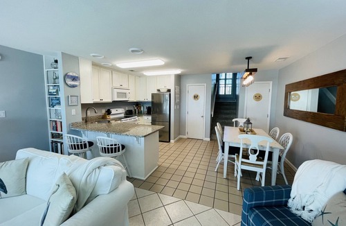 East End House | BEACHFRONT and DOG FRIENDLY Come watch the dolphins play!