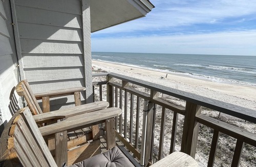 East End House | BEACHFRONT and DOG FRIENDLY Come watch the dolphins play!