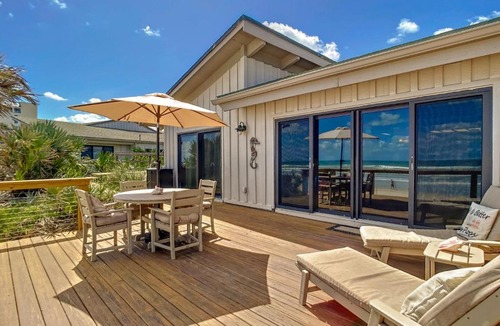Sea Dunes Apartment | Beachfront with large deck Pool Sea Dunes Sailfish A2