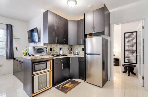 South of Fifth Condo | Beachside 3rdOcean Dr 2Bed -1Bath- Pool- 2 Beach Chairs & 1 Umbrella