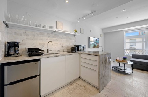 South Pointe Apartment | Beachside Charm: Walk to the Beach