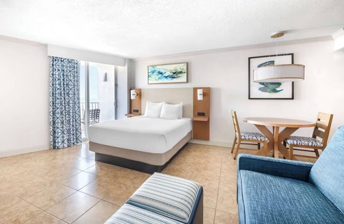 Ormond Beach Hotel | Beachside Studio w/Kitchen, Pools & Hot Tub l Near Daytona Beach Pier - 4.7 mi