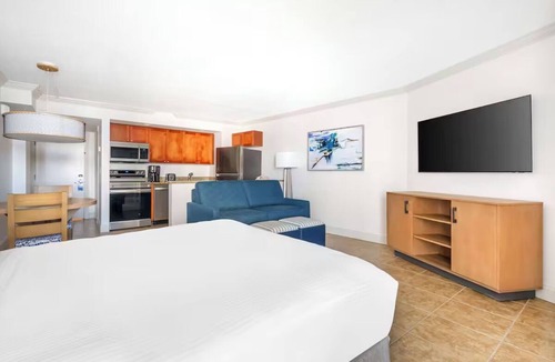 Ormond Beach Hotel | Beachside Studio w/Kitchen, Pools & Hot Tub l Near Daytona Beach Pier - 4.7 mi