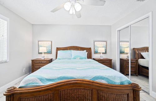 Ozona House | Beachy 2/1 Condo, One Block Downtown Palm Harbor!