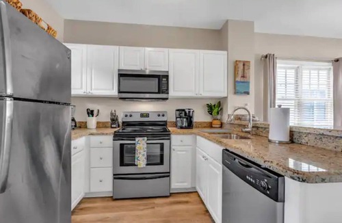 Marathon House | Beachy Townhome Perfect for a Warm Getaway!