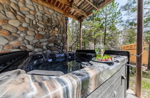 Ruidoso Cabin | Bearfoot Lodge: Hot Tub, Pets, River & Trails