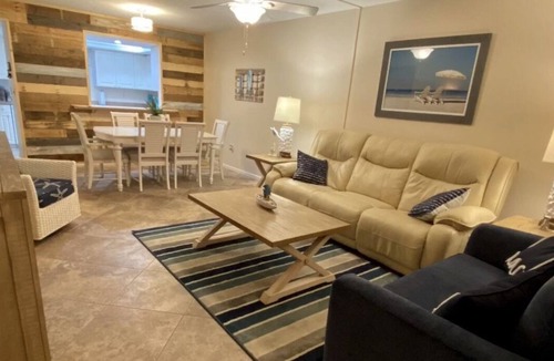 Englewood South Condo | Beautiful 2 bed 2bath bottom floor condo only 5 minute drive to the beach!
