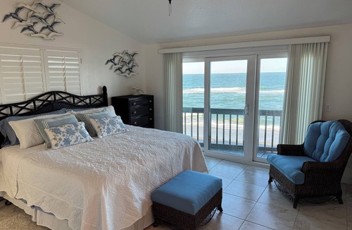 Melbourne Beach House | Beautiful 2 bedroom townhouse 30 second walk from the beach.