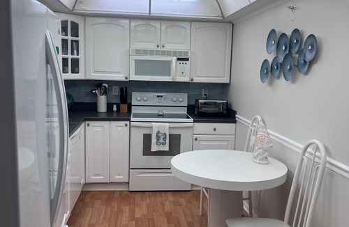Island Estate Condo | Beautiful 2 bedroom Condo 1/2 mile from Clearwater beach