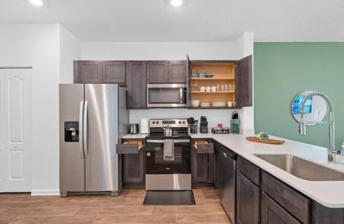 Baymeadows House | Beautiful 2BR Townhome Close to beach/Mayo Clinic.