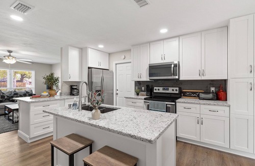 Seffner Community Alliance House | Beautiful 5 Beds, Fast Wifi/TV, Washer/Dryer
