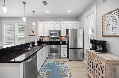 Laurel Grove House | Beautiful - 6 pax Golf Cart w optional 4 pax, Pool, HotTub, Gym, Pet Friendly