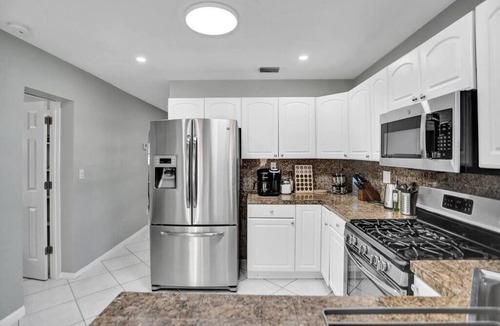 Oakland Park Villa | Beautiful 7bdr Villa Pool BBQ