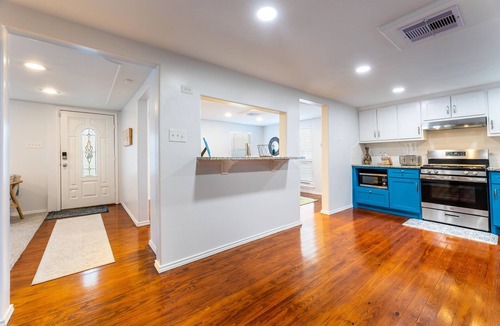 Galveston House | Beautiful Beach Home with Private Pool - 2 min from beach. Insta worthy !