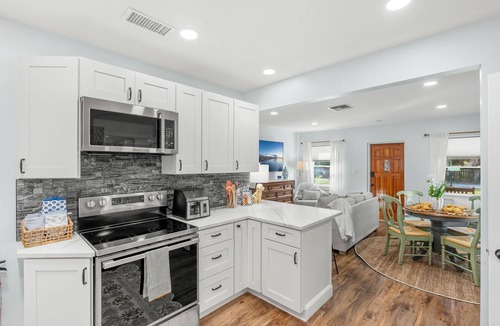 Tropic House | Beautiful Melbourne Home w/Cozy 3BR, Private backyard & Screened-in Patio! 🌴