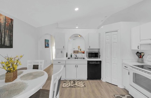 Sandalwood House | Beautiful relaxing and Spacious 3 bedroom 2 bathhouse close to the beach,